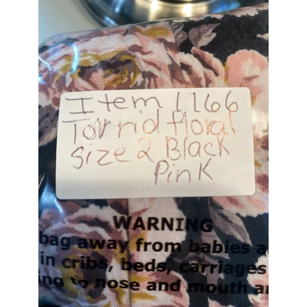 Torrid Womens Dark Floral Shirt Size 2 Dark Romantic Peasant Flowy Coquette Glam - Picture 12 of 13